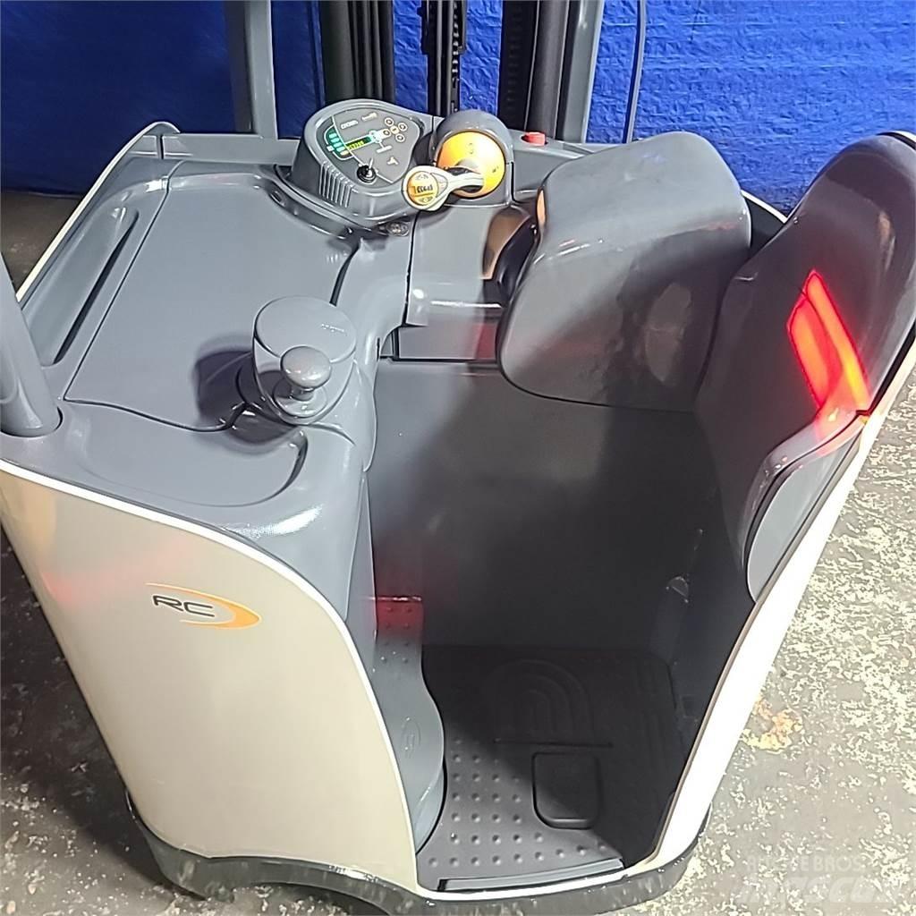 Crown RC5530-30 شاحنات ذات رافعات شوكية تعمل بالكهرباء