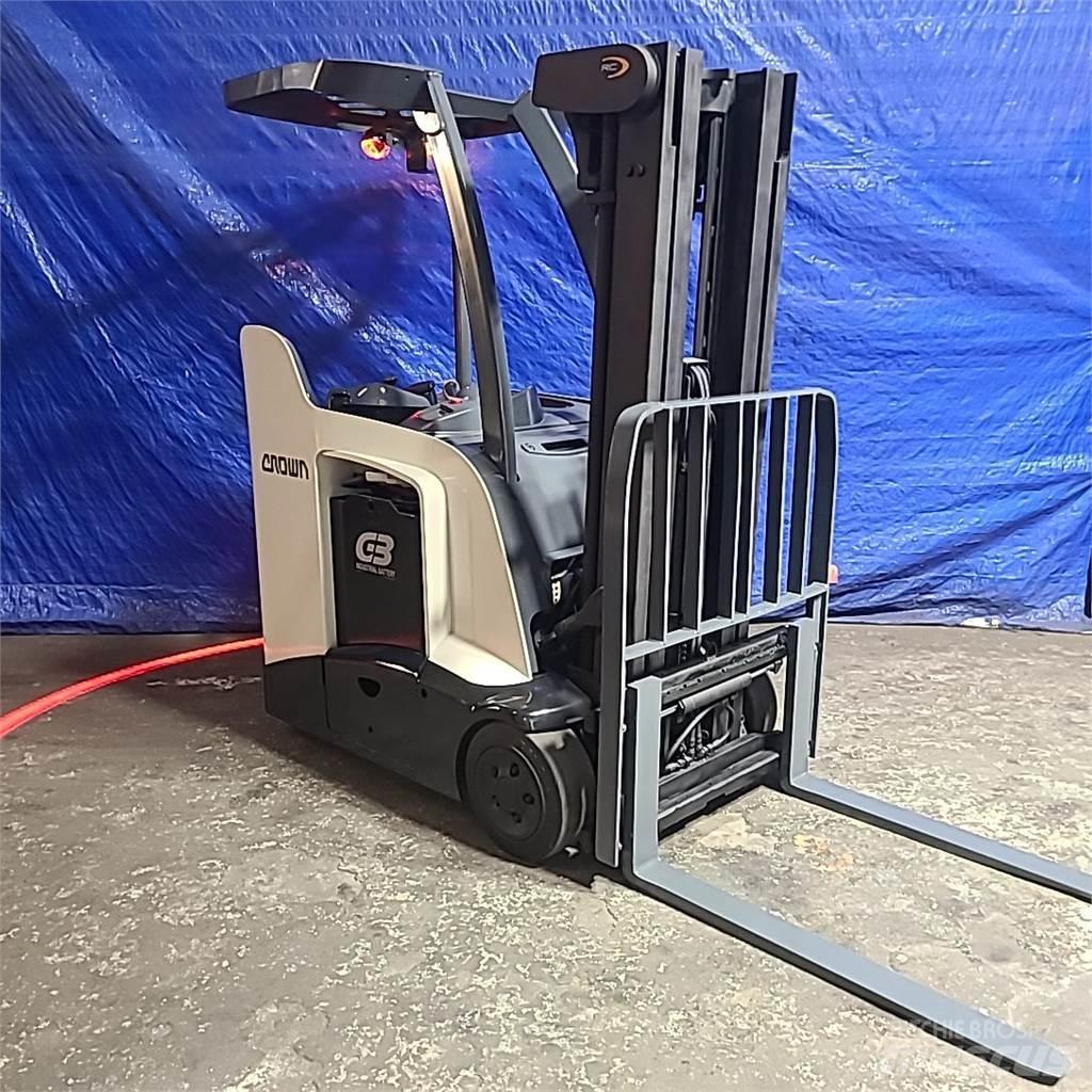 Crown RC5530-30 شاحنات ذات رافعات شوكية تعمل بالكهرباء