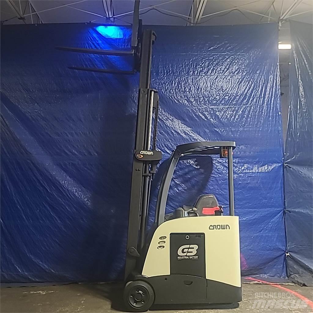 Crown RC5530-30 شاحنات ذات رافعات شوكية تعمل بالكهرباء