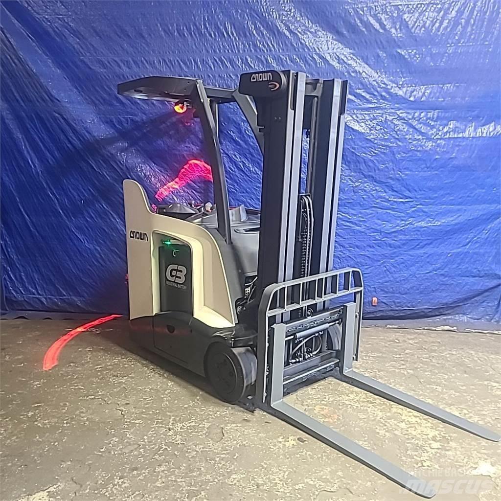 Crown RC5530-30 شاحنات ذات رافعات شوكية تعمل بالكهرباء