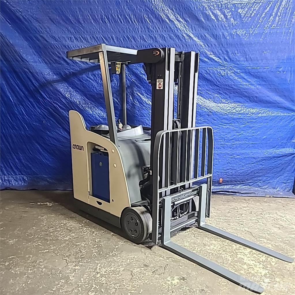 Crown RC5530C-30 شاحنات ذات رافعات شوكية تعمل بالكهرباء