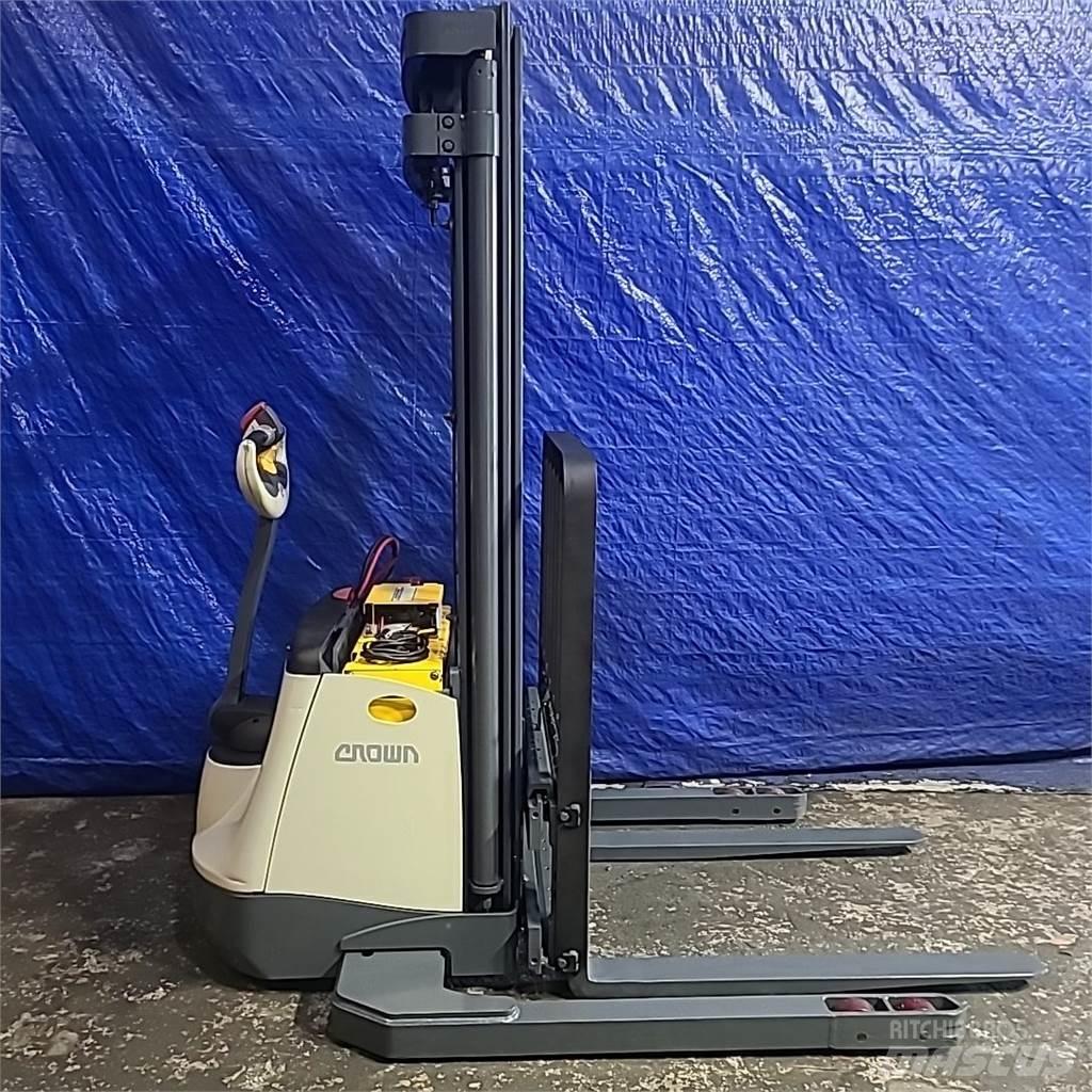 Crown SX3000-40 شاحنات مناولة ذاتية الدفع