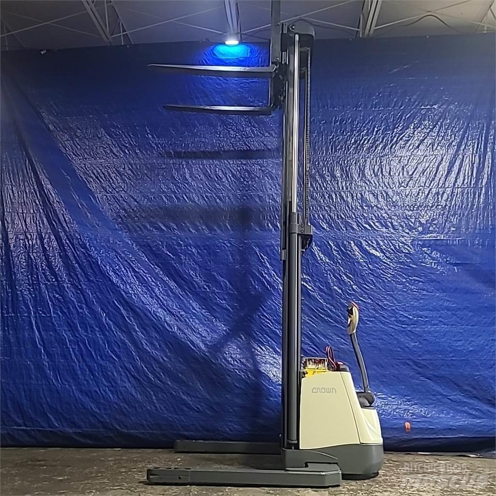 Crown SX3000-40 شاحنات مناولة ذاتية الدفع