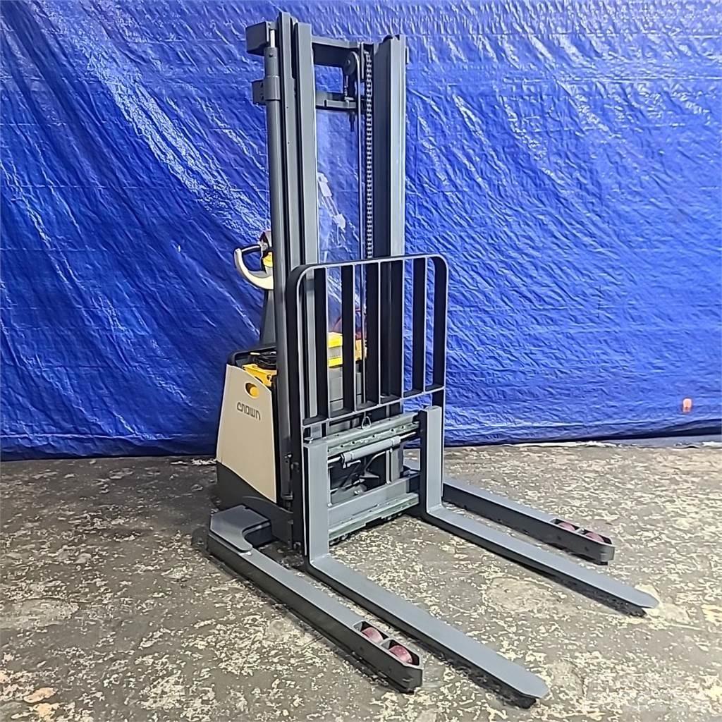 Crown SX3000-40 شاحنات مناولة ذاتية الدفع