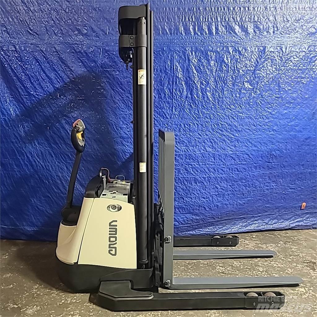 Crown SX3000-40 شاحنات مناولة ذاتية الدفع