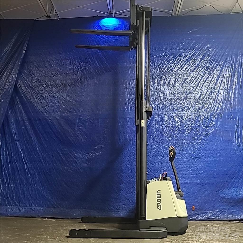 Crown SX3000-40 شاحنات مناولة ذاتية الدفع