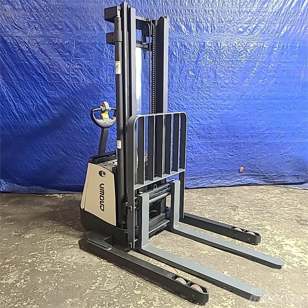 Crown SX3000-40 شاحنات مناولة ذاتية الدفع
