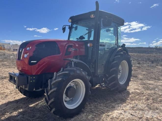 Valtra F105S الجرارات