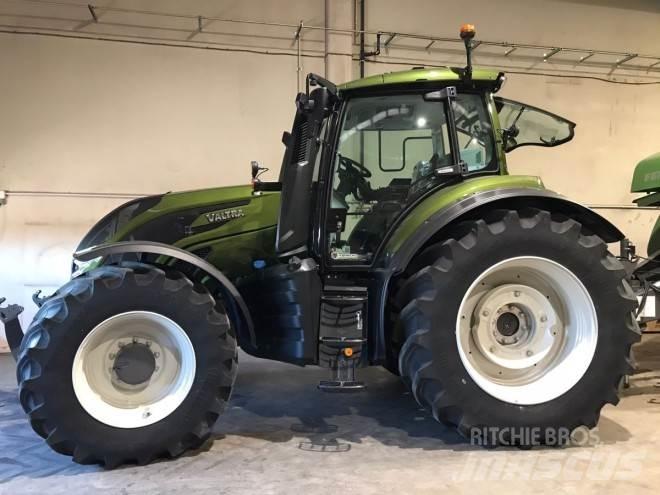 Valtra T235D الجرارات