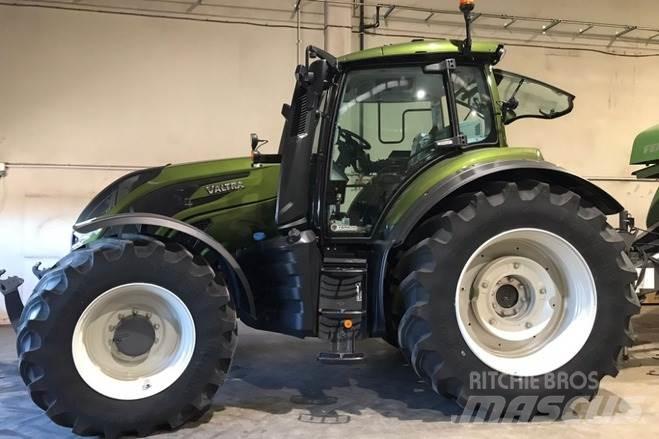 Valtra T235D الجرارات