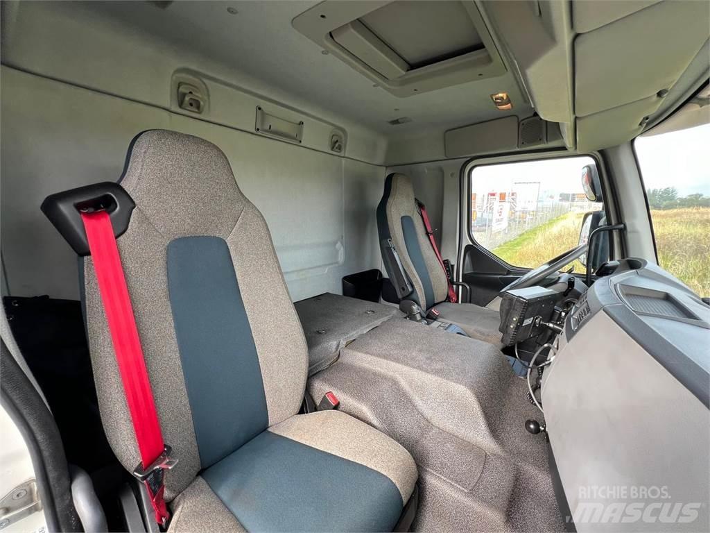 Volvo FE320 6x2*4 شاحنات ذات هيكل صندوقي