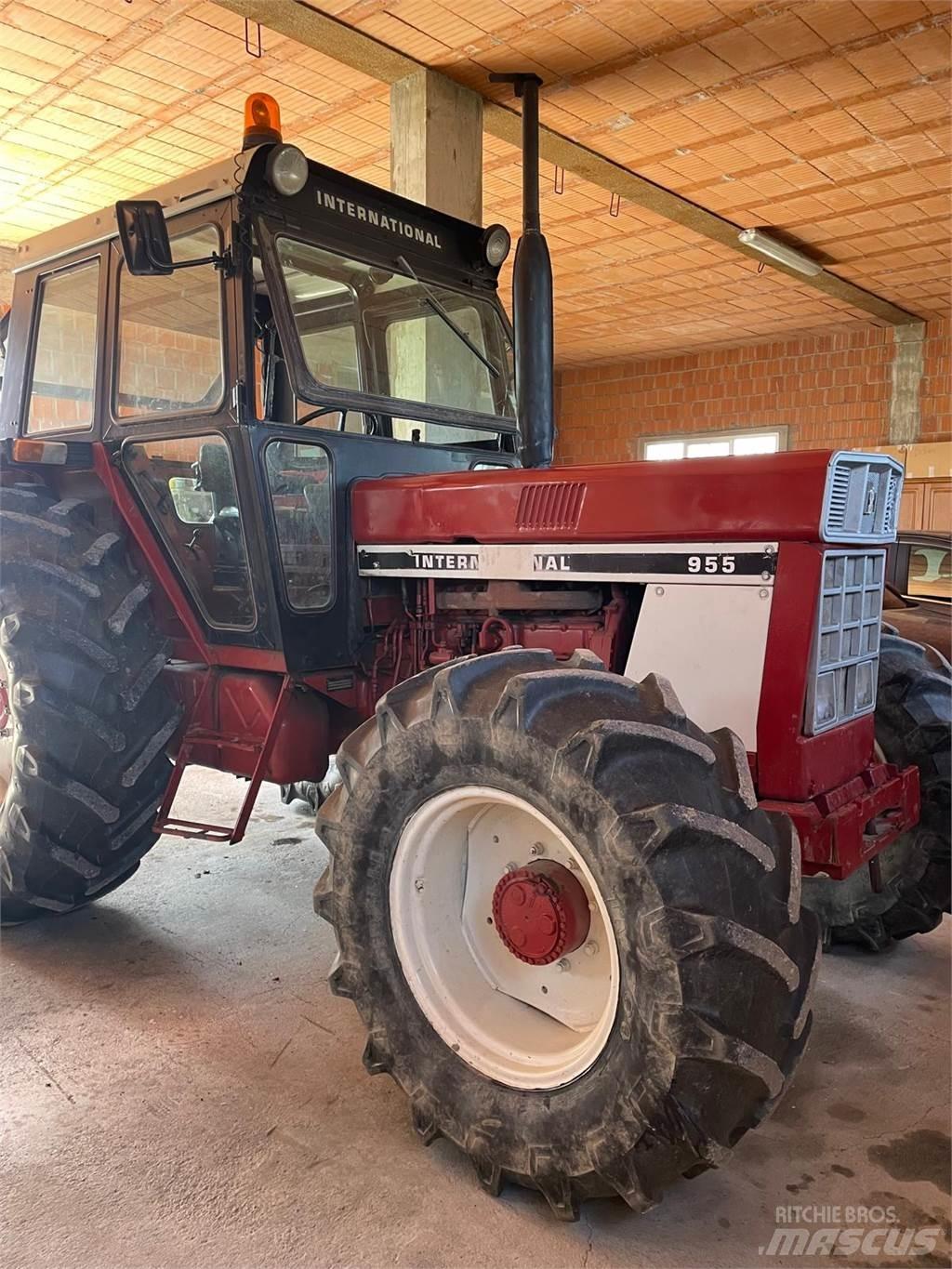 International 955 الجرارات
