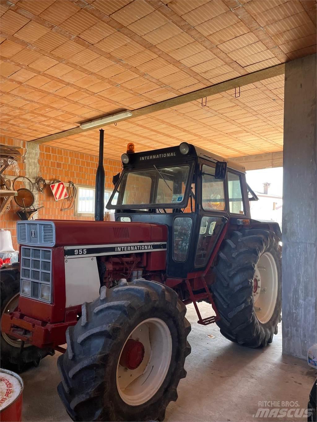 International 955 الجرارات