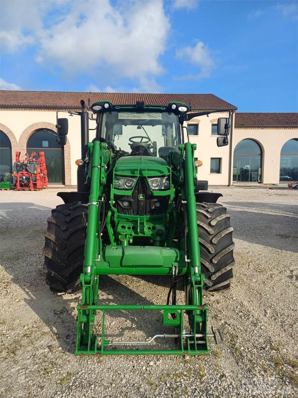 John Deere 6110 R الجرارات