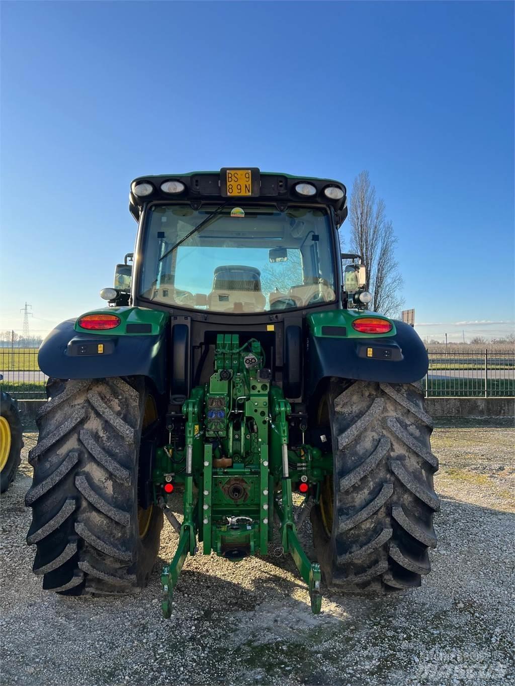 John Deere 6110 R الجرارات