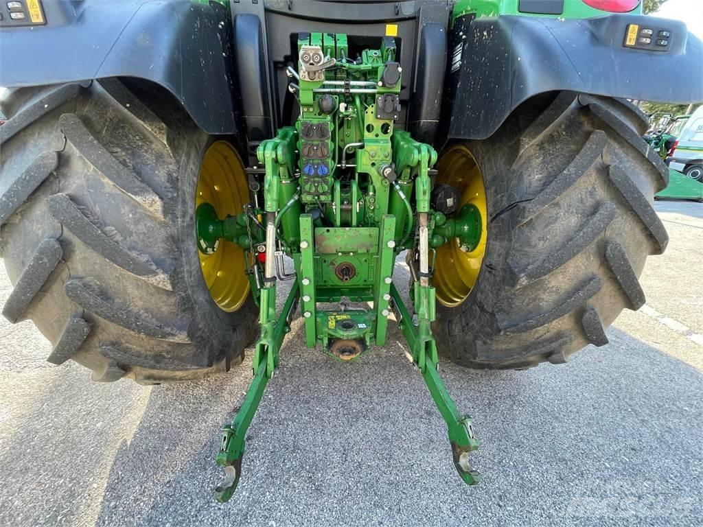 John Deere 6130 R الجرارات