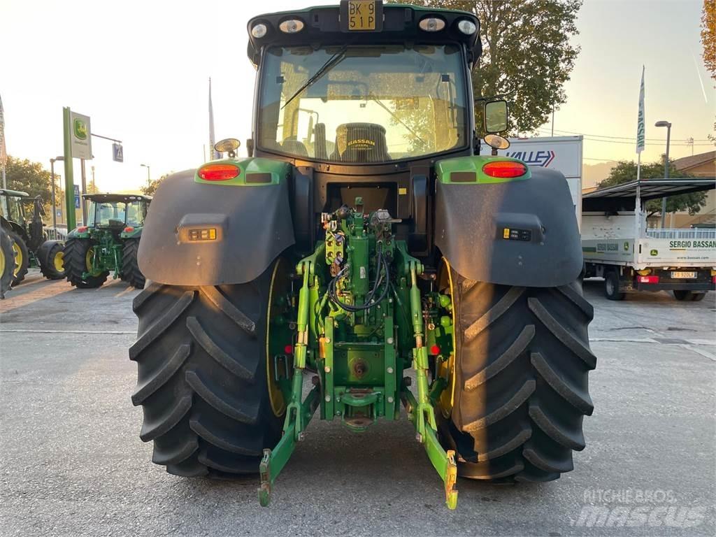 John Deere 6210 R الجرارات