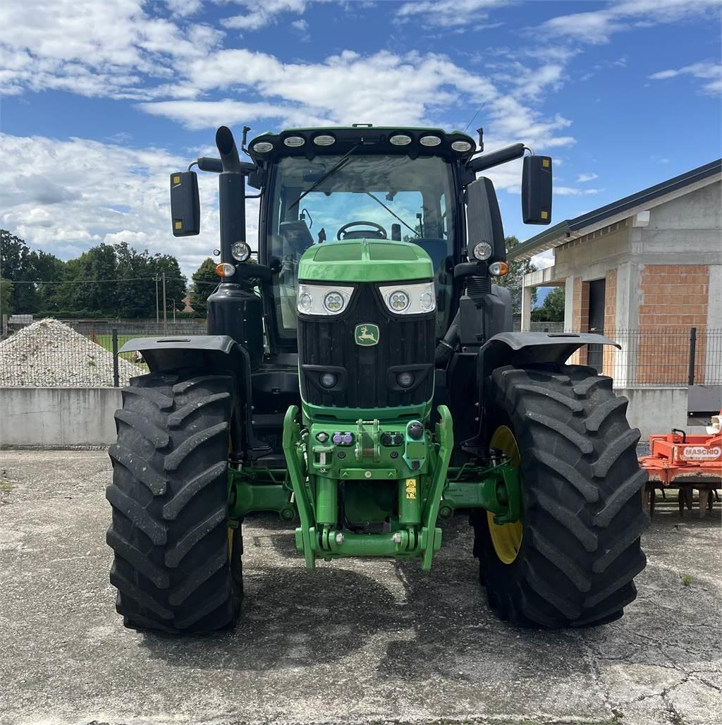 John Deere 6230 R الجرارات