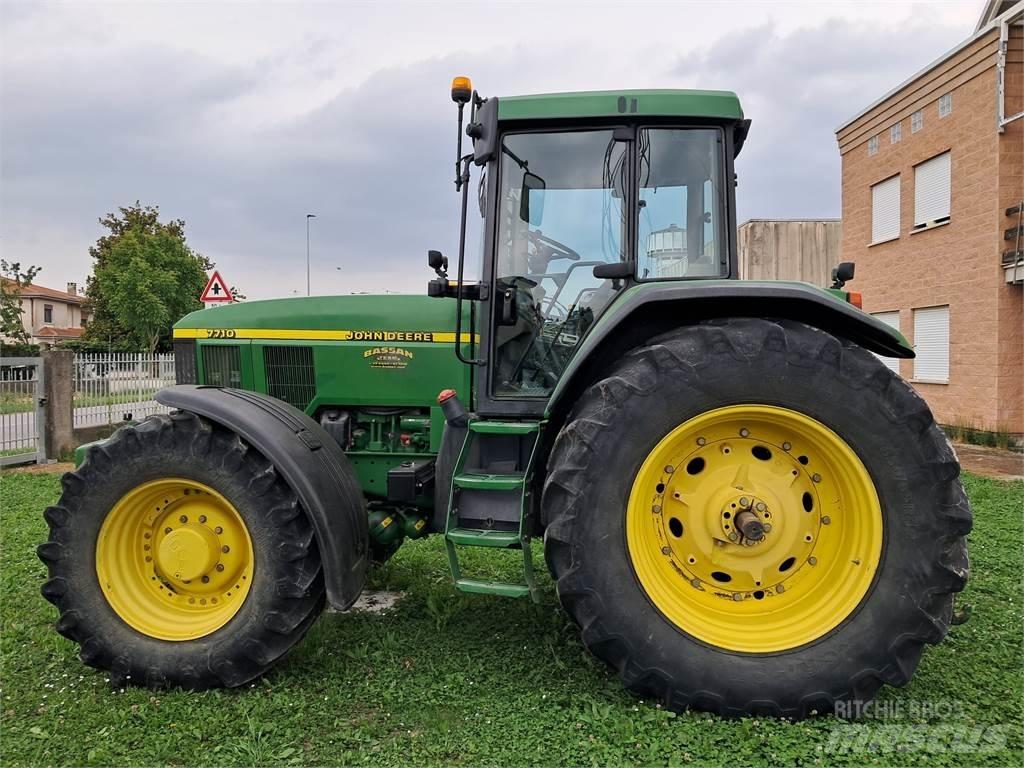 John Deere 7710 الجرارات