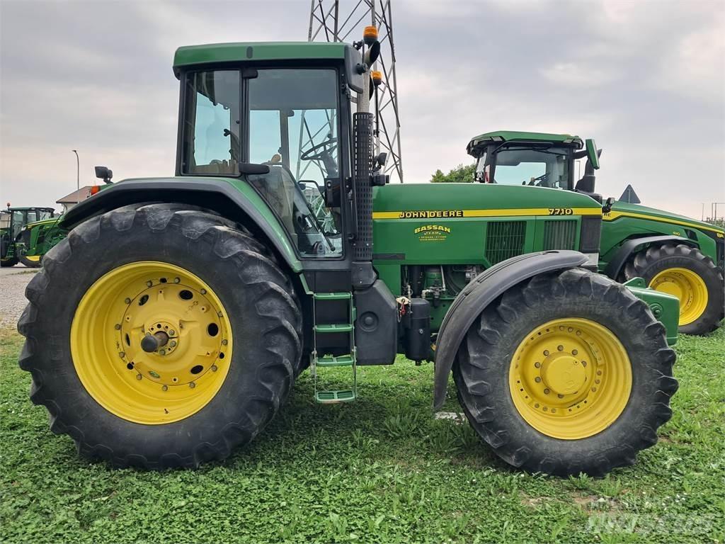 John Deere 7710 الجرارات