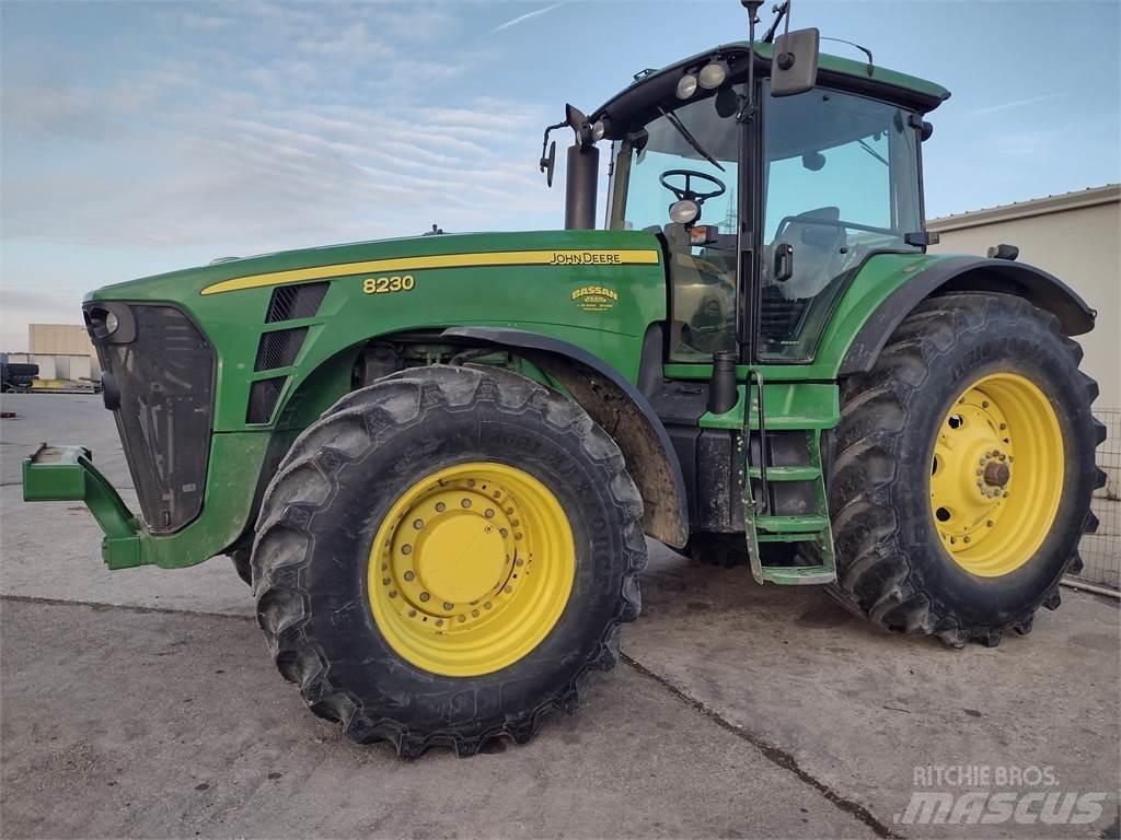 John Deere 8230 الجرارات