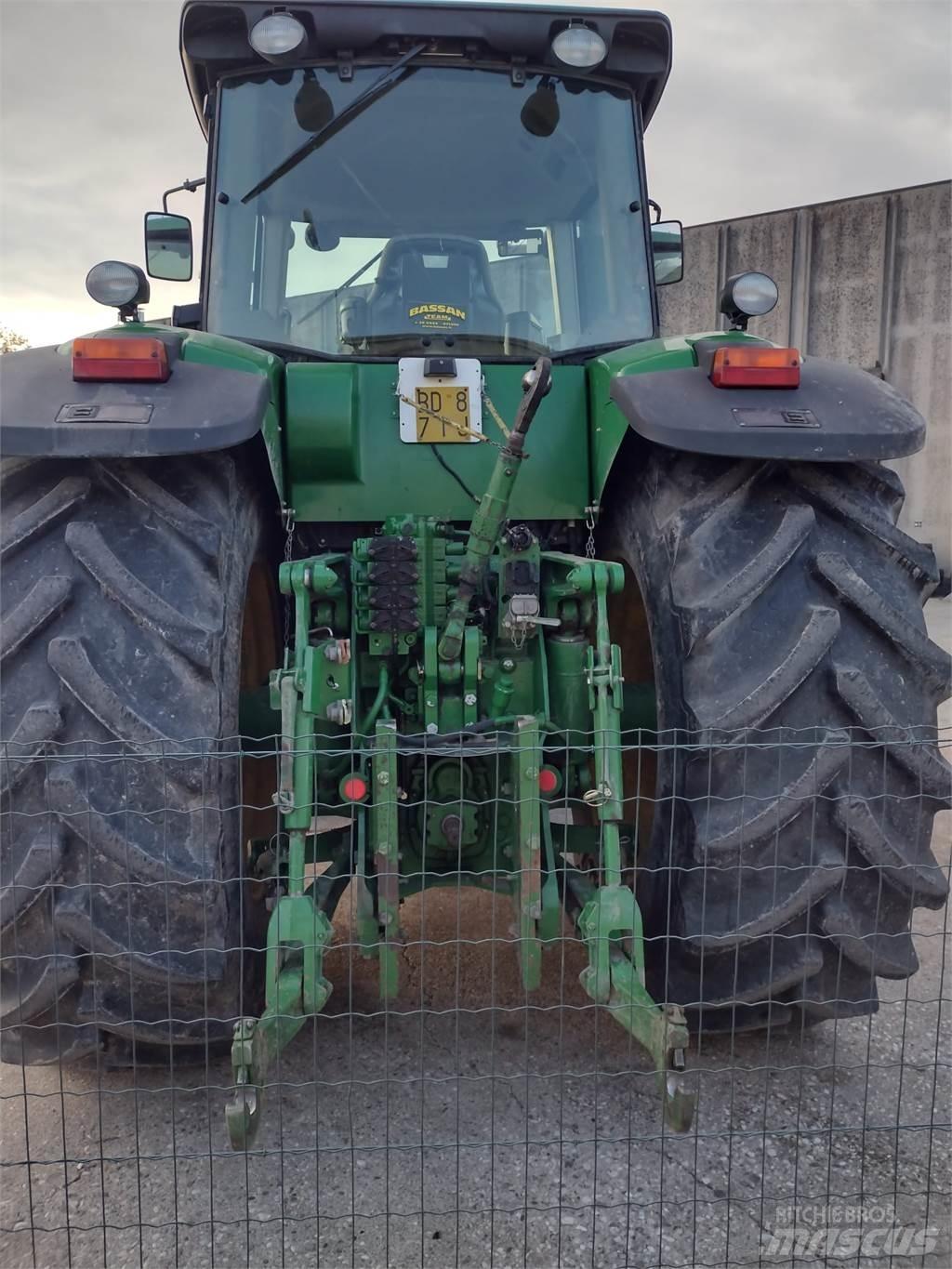 John Deere 8230 الجرارات