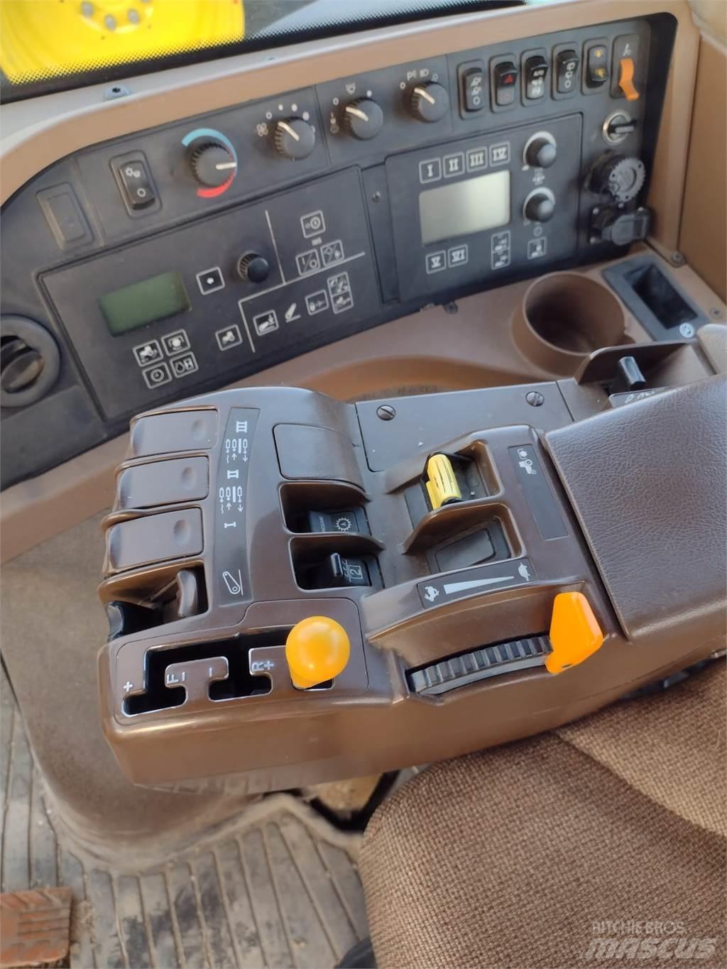 John Deere 8230 الجرارات