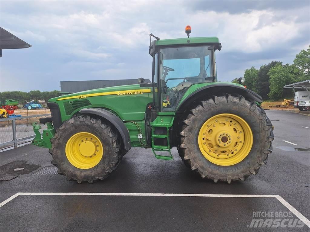John Deere 8320 الجرارات