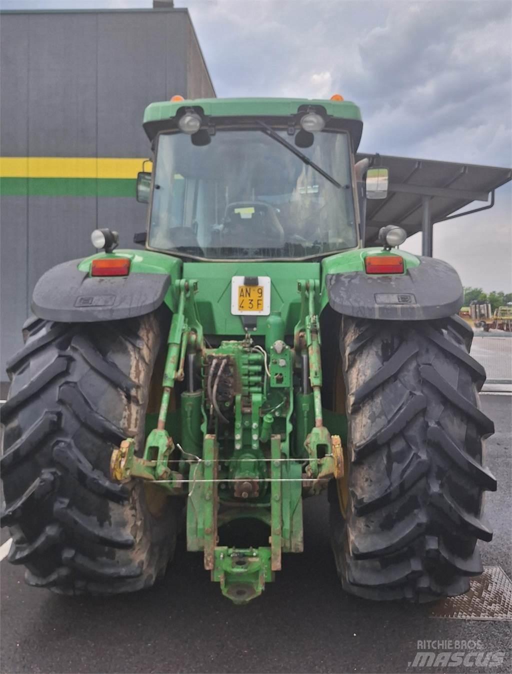 John Deere 8320 الجرارات