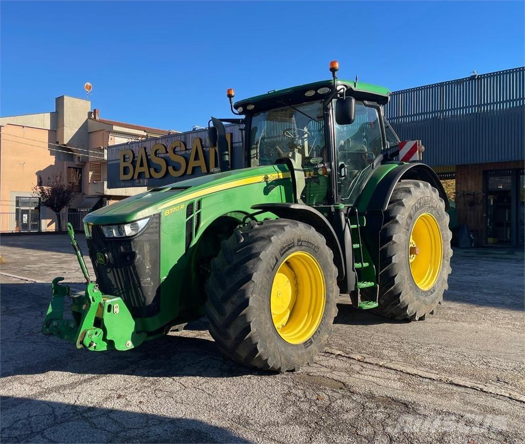 John Deere 8370 R الجرارات