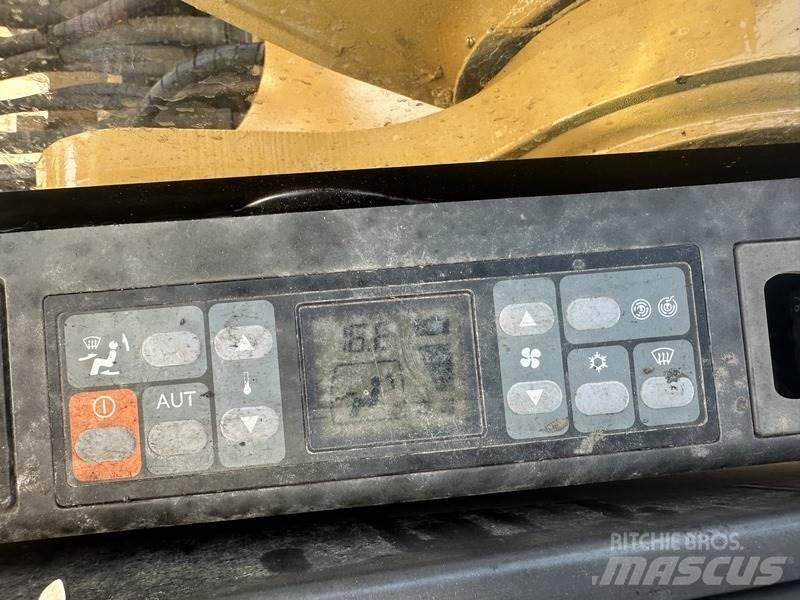 CAT 320 حفارات زحافة
