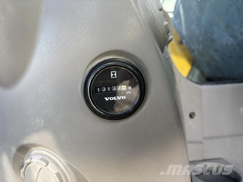 Volvo ECR235 DL حفارات زحافة