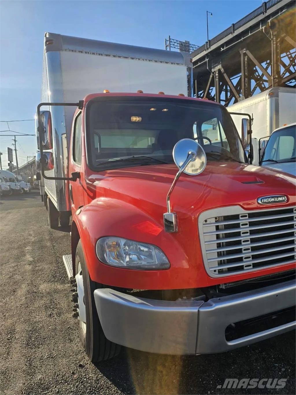 Freightliner M2 شاحنات ذات هيكل صندوقي