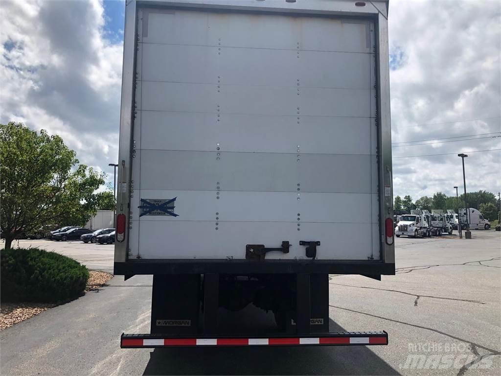 Freightliner M2 106 شاحنات ذات هيكل صندوقي