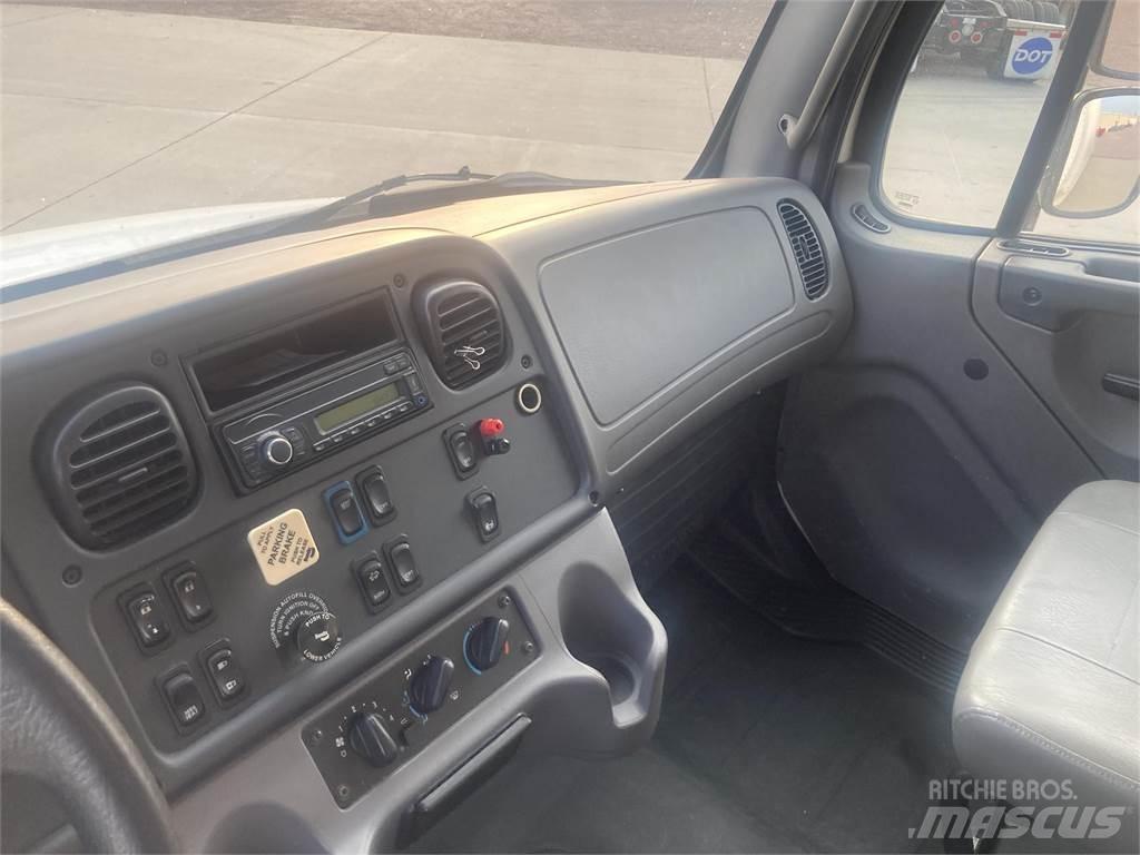 Freightliner M2 106 شاحنات بمقصورة وهيكل