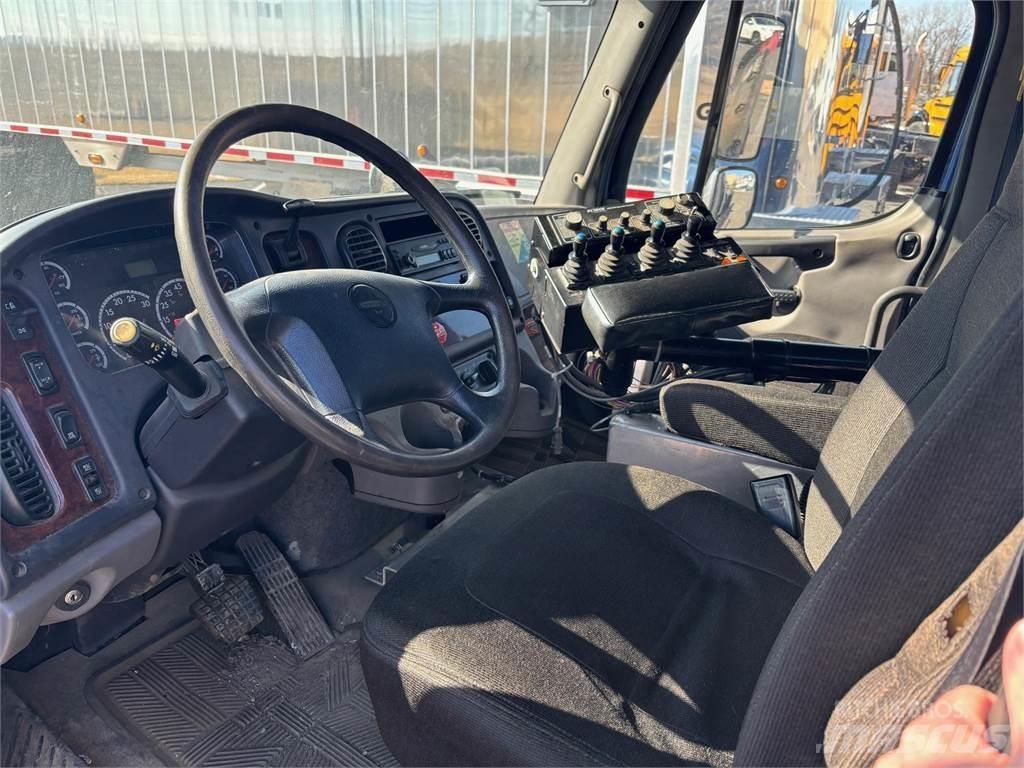 Freightliner M2 106 شاحنات أخرى