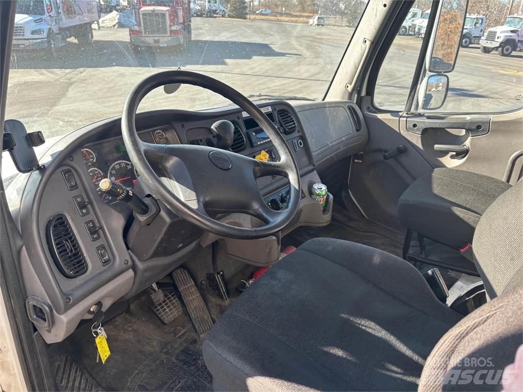 Freightliner M2 106 شاحنات ذات هيكل صندوقي