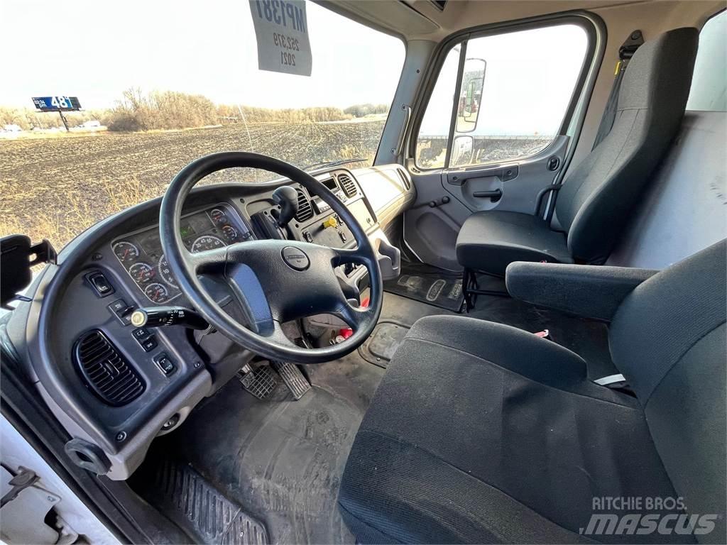 Freightliner M2 106 شاحنات ذات هيكل صندوقي