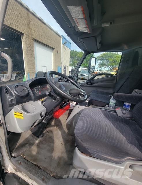 Hino 195 شاحنات ذات هيكل صندوقي