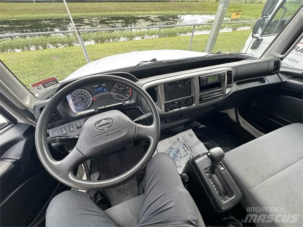 Hino 268 شاحنات ذات هيكل صندوقي