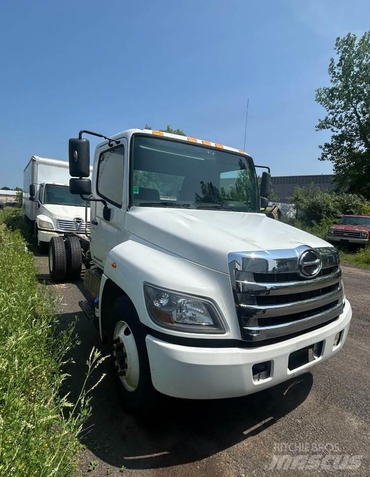 Hino 268A شاحنات بمقصورة وهيكل