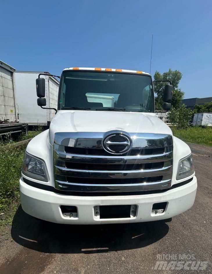 Hino 268A شاحنات بمقصورة وهيكل