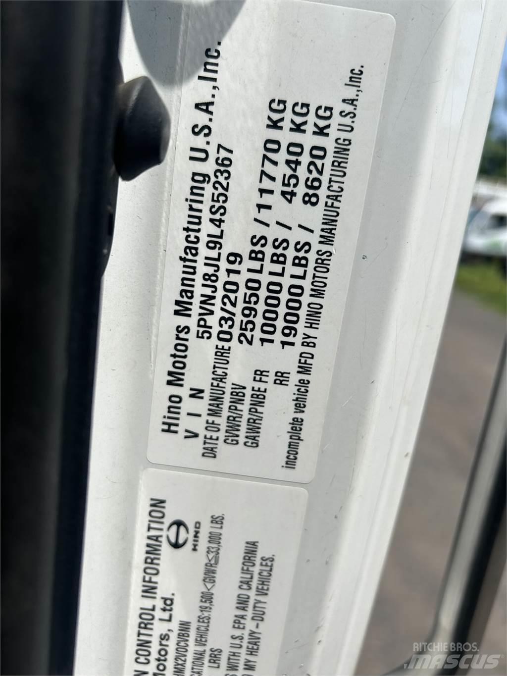 Hino 268A شاحنات بمقصورة وهيكل