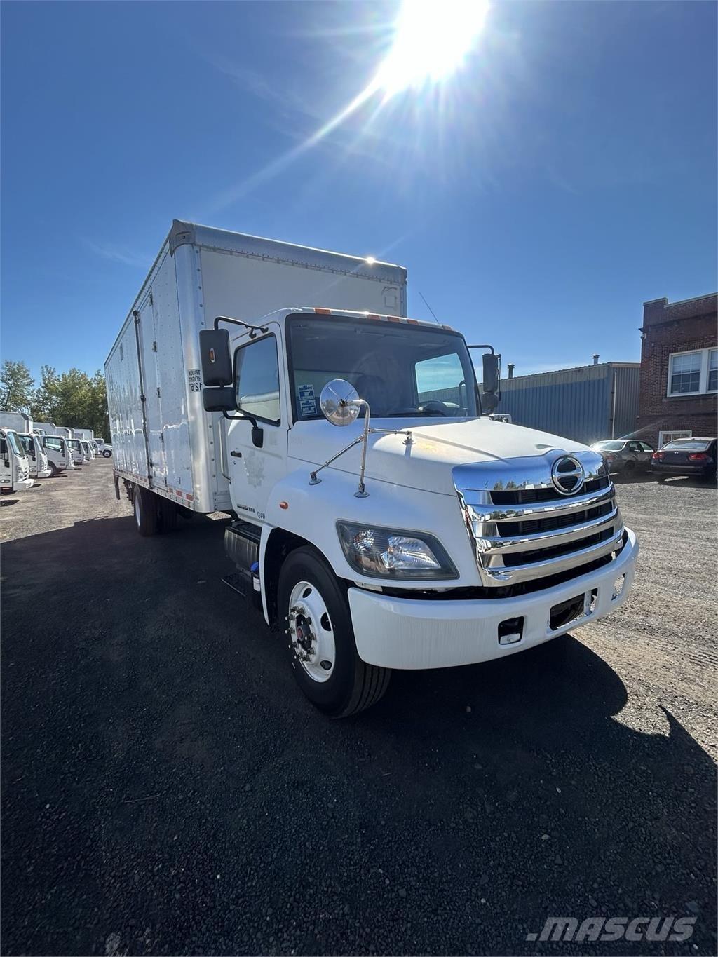 Hino 268A شاحنات ذات هيكل صندوقي
