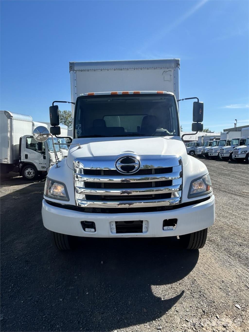 Hino 268A شاحنات ذات هيكل صندوقي