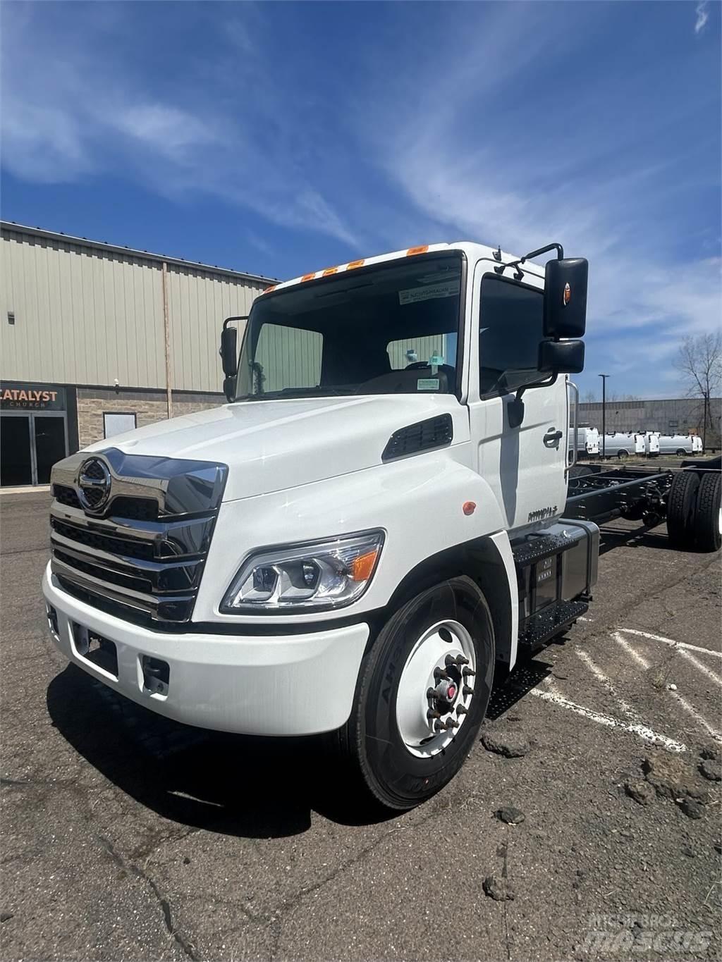 Hino L6 شاحنات بمقصورة وهيكل