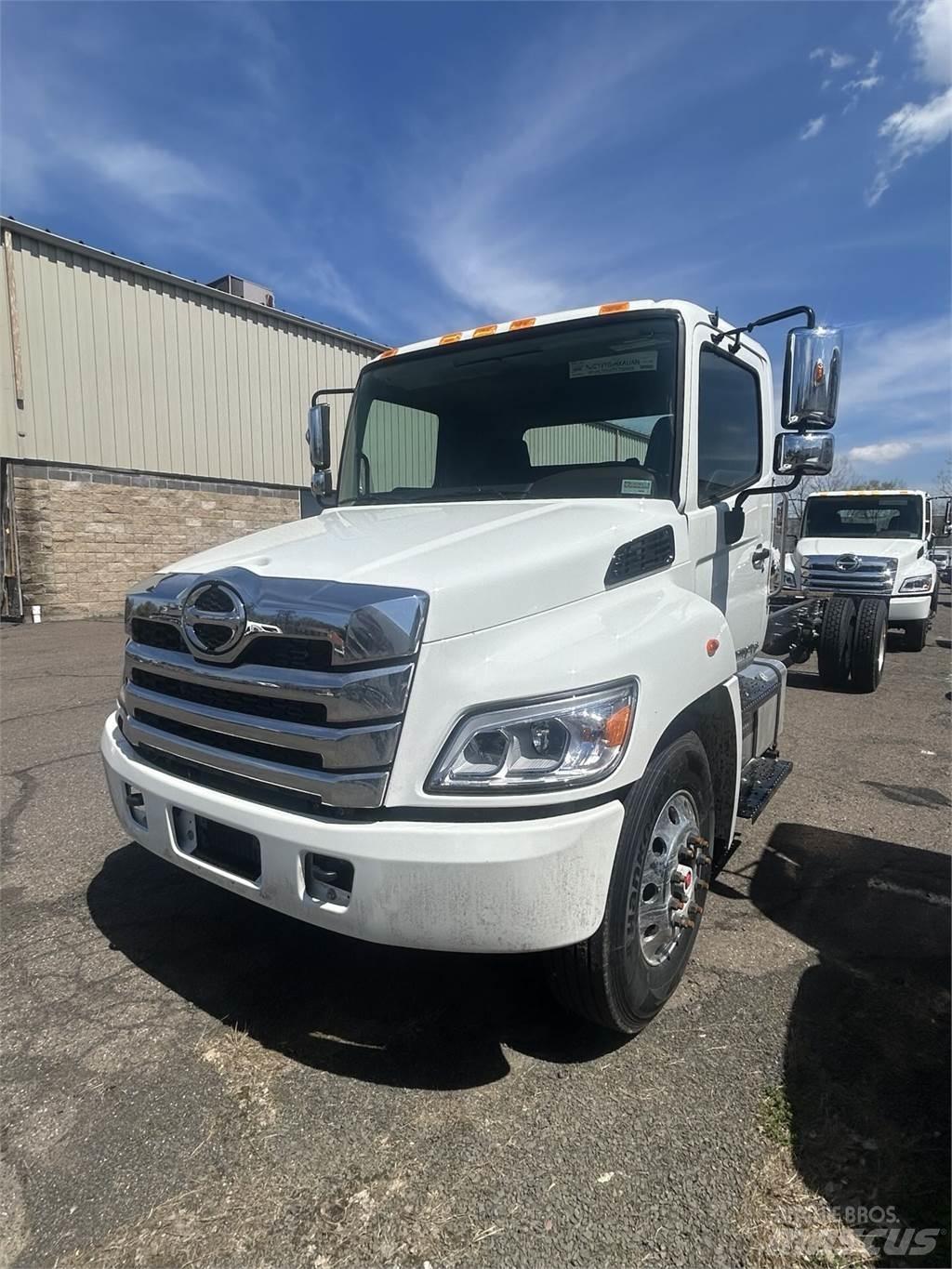 Hino L6 شاحنات بمقصورة وهيكل
