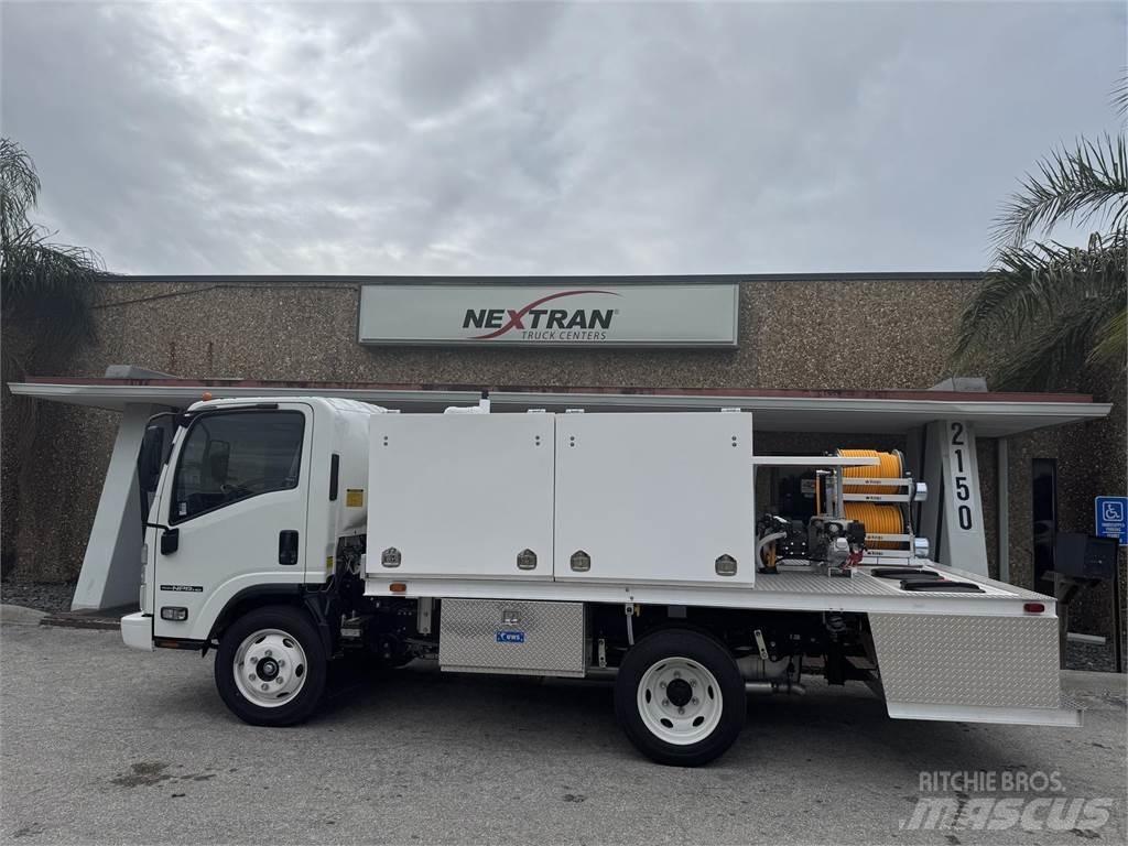 Isuzu NPR-1F104 شاحنات بمقصورة وهيكل