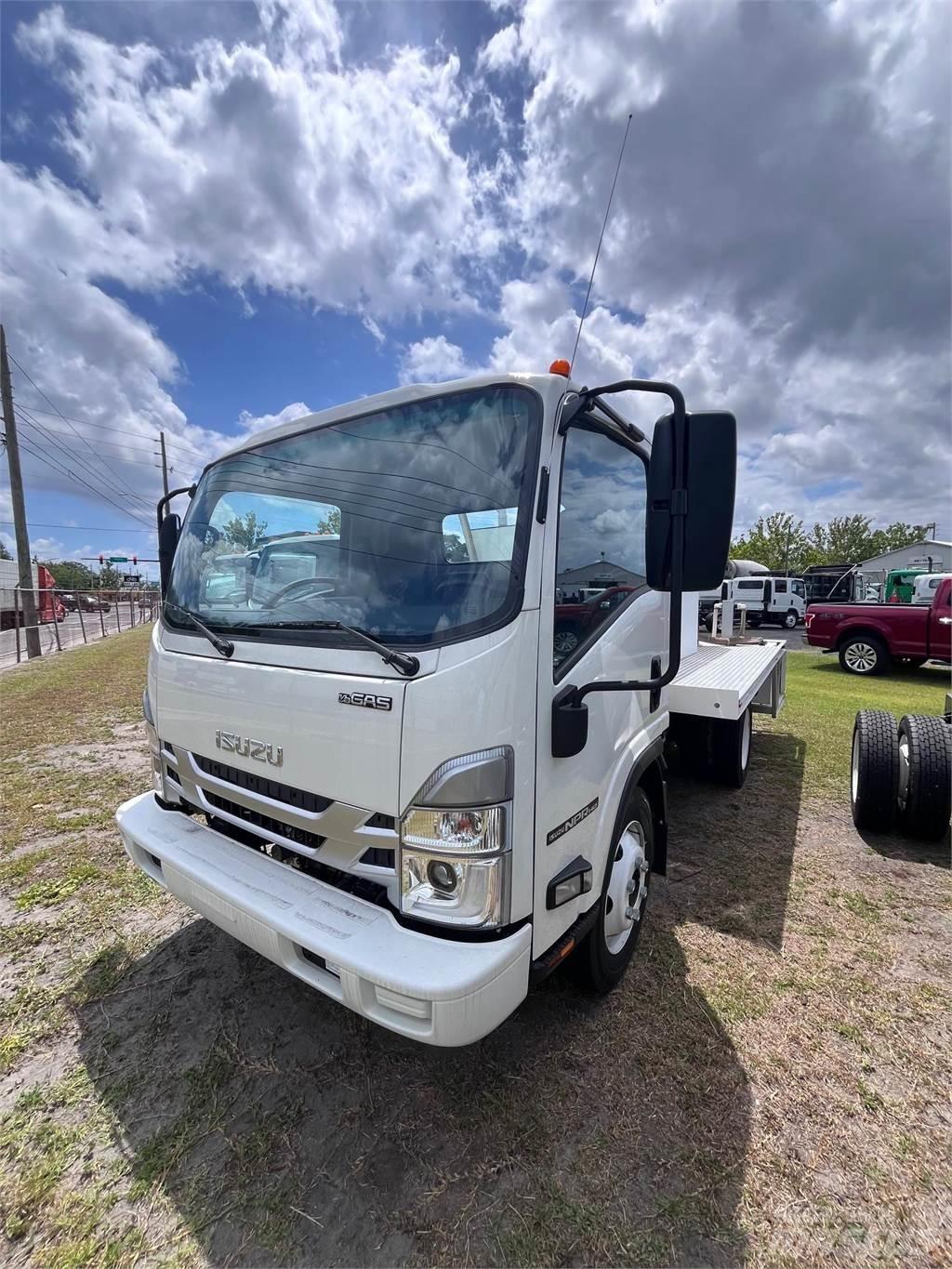 Isuzu NPR-1F104 شاحنات بمقصورة وهيكل