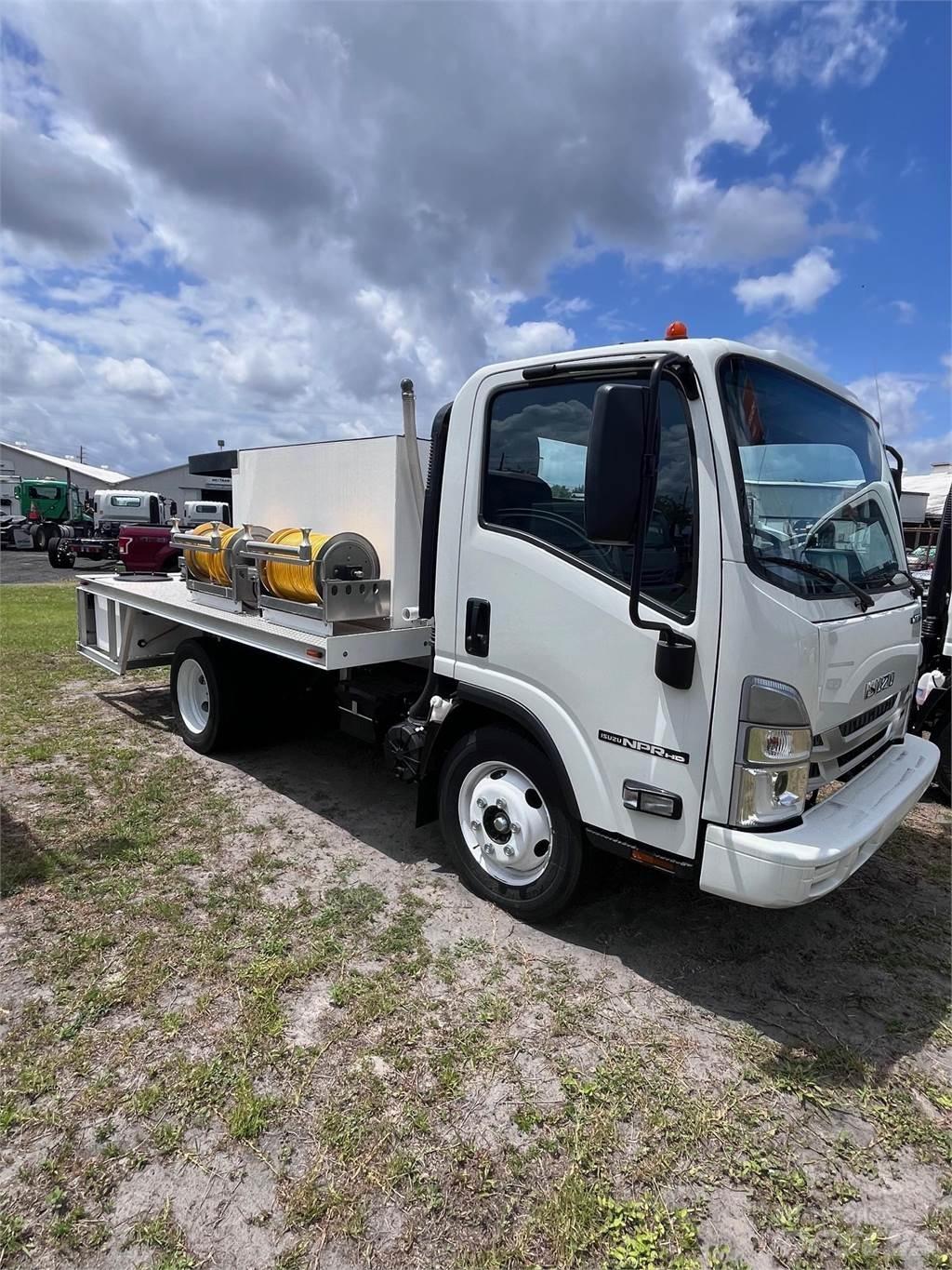 Isuzu NPR-1F104 شاحنات بمقصورة وهيكل